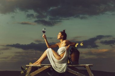 şarap ile güzel kız