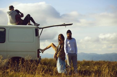 Genç çiftler tarafından minibüs yolculuğu