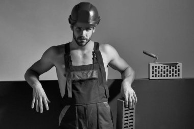 Seksi kaslı erkek yapıcı.