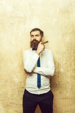 hipster ciddi bir yüz yasaktır puro üzerinde