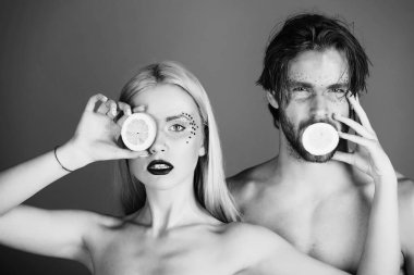 iki kadın ve erkek makyaj ile limon tutun