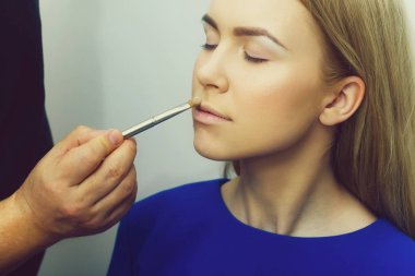 Kızın yüzüne kapalı gözlerle Vakfı makyaj