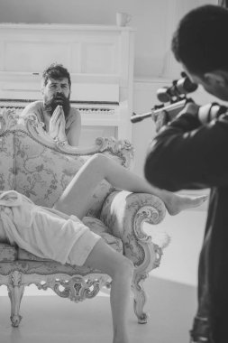 Koca aşık bulundu, karısı ve sakallı sevgilisine tehdit öldürdü. Hile ve kıskançlık kavramı. Adam bir katil zoruyla. Sakallı çıplak, merhamet zoruyla, iç arka plan için dua.