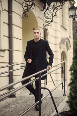 Siyah kıyafeti genç adamın eski şehirde girer.