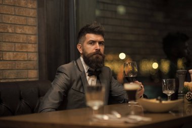 Barda bekleyen hipster tarihi toplantı. Mükemmel şarap. Uzun Sakal içki puro kulübü ile iş adamı. Sakallı adam dinlenme restoranda şarap kadehi ile. Müşteri alkol kafede oturup.