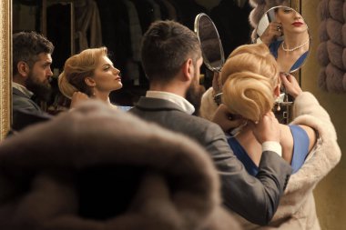 Genç adam kız arkadaşı uygun kolye ile yardım