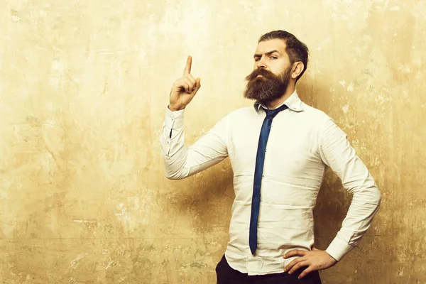 Hombre o hipster con barba larga en la cara seria —  Fotos de Stock