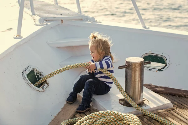 ヨットの上でロープで遊ぶ少年キッド — ストック写真