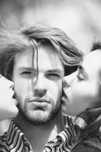 Homem chegando beijo por duas mulheres bonitas — Fotografia de Stock