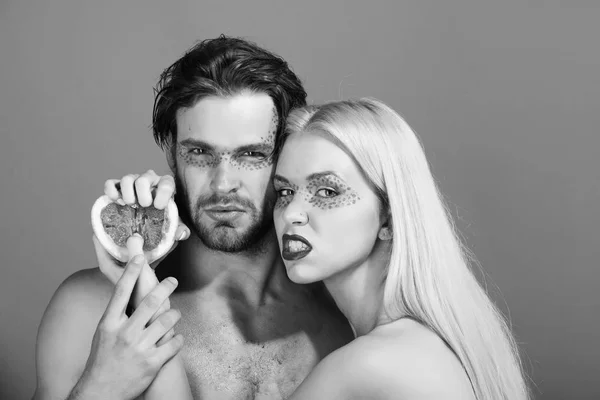 Pareja de mujer y hombre con maquillaje mantenga pomelo — Foto de Stock