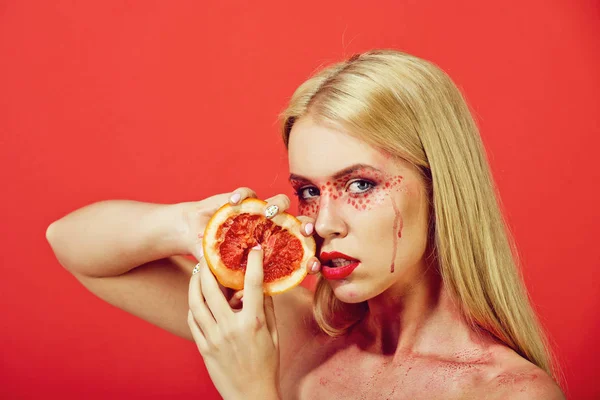 Meisje met creatieve modieuze make-up greep grapefruit, vitamine — Stockfoto