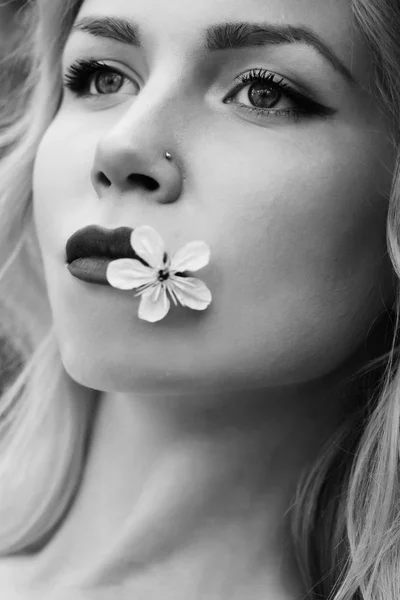 Σέξι κορίτσι κρατήστε κεράσι λουλούδι στο στόμα, άνοιξη — Φωτογραφία Αρχείου