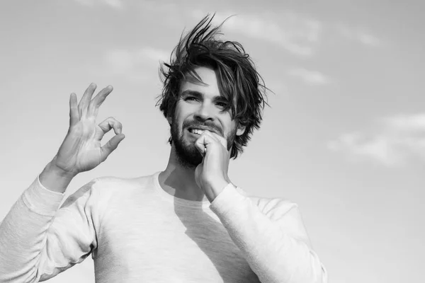 Ok gesto di uomo felice lavarsi i denti con dentifricio, metrosessuale — Foto Stock