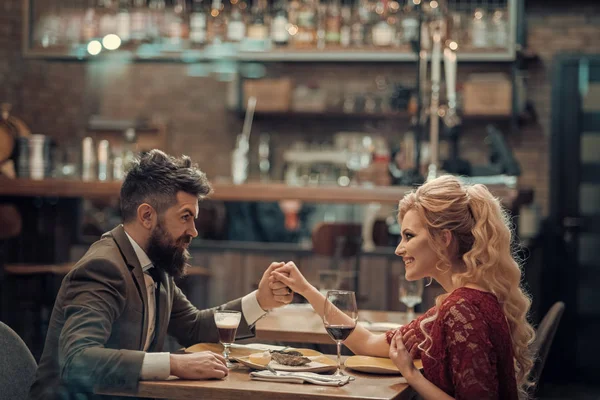 Pareja enamorada divirtiéndose en el bar de cerveza - Pareja feliz joven disfrutando de un momento feliz en el restaurante - Concepto de relación — Foto de Stock