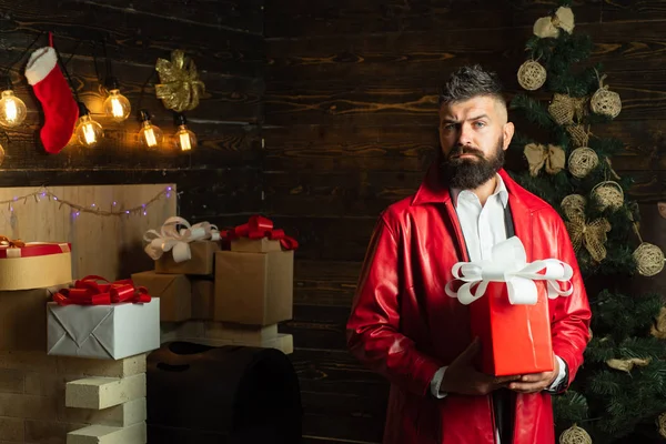 Weihnachtsmann. Neujahrsgeschenkbox. bärtiger moderner Weihnachtsmann wünscht frohe Weihnachten und ein gutes neues Jahr. — Stockfoto