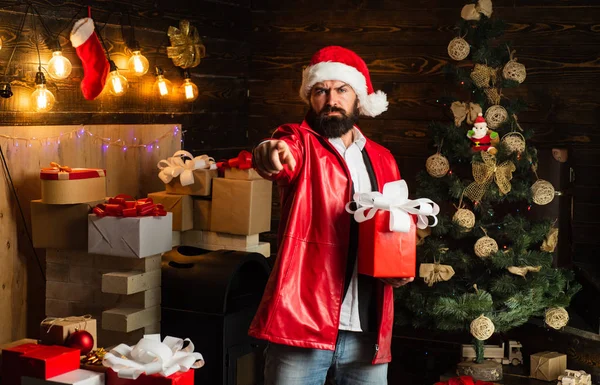 Desejamos-lhe um feliz Natal. Feliz Natal e Feliz Ano Novo. Árvore de Natal fundo. Papai Noel com caixa de presente de Natal vermelho . — Fotografia de Stock