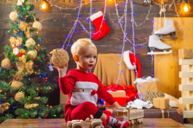 Mutlu Noeller ve mutlu tatiller. Noel hediyesi kutusu olan mutlu bir çocuk. Noel hikayesi konsepti. Noel 'den önceki sabah
