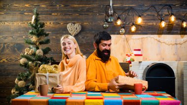 Neşeli bir yılbaşı ağacı, yılbaşı hediye dileriz. Mutlu Noeller.