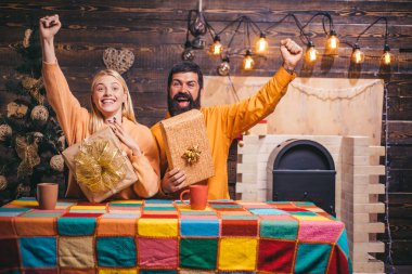 Yeni yıl hediye kutusu. Parti Noel hediye duygular. Noel partisi. Neşeli Noel ve mutlu yeni yıl. Noel çift. Aile Noel'i mutlu.