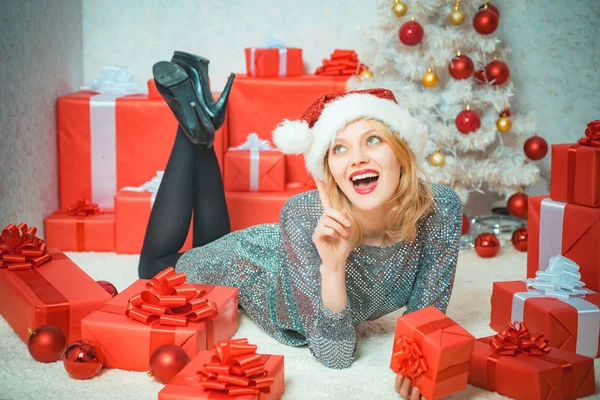 Femme sexy. Fille du Nouvel An. Une jeune femme sensuelle. Fête du glamour. Mode de Noël. Souriant belle jeune fille tenant boîte cadeau rouge . — Photo