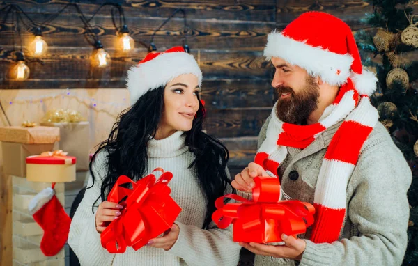 Christmas gift par. Bästa vänner. Happy gift par med jul presentbox. God jul och god jul. Glada vänner i jul hemma. — Stockfoto