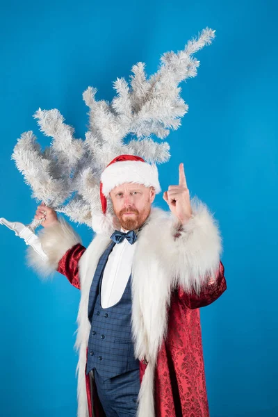 Engraçado ano novo. Véspera de Natal. Feliz Ano Novo. Papai Noel com terno de Natal . — Fotografia de Stock