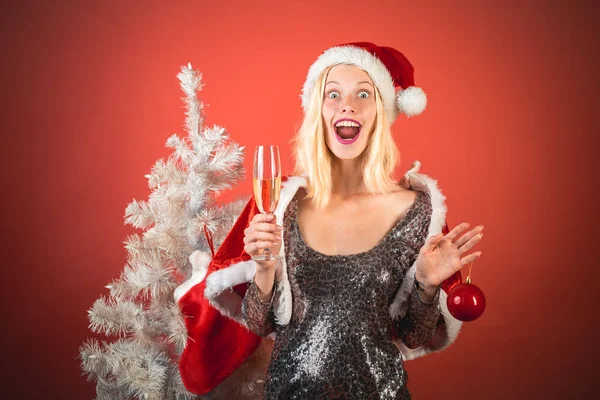Gülümseyen Kadın Kırmızı Arka Planda Noel Ağacını Süslüyor Arkadaş Canlısı — Stok fotoğraf