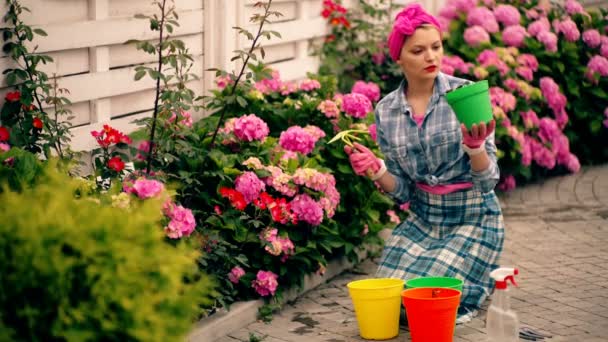 Chica Buena Para Pasar Tiempo Una Casa Campo Jardín Flores — Vídeos de Stock