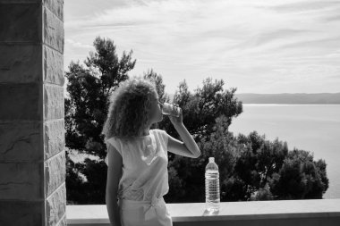 Güzel kız içecekler su