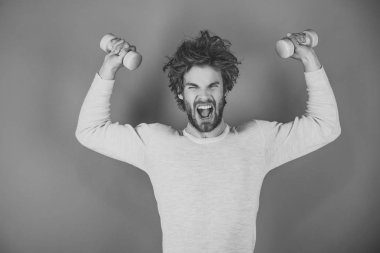 Adam kırmızı zemin üzerine bağırarak sporcu,.