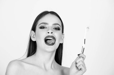 diş diş telleri ve fırça, ile kız moda makyaj vardır