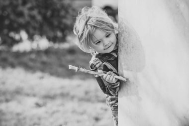 Sopa ile sarışın saçlı çocuk gülümseme duvar köşe