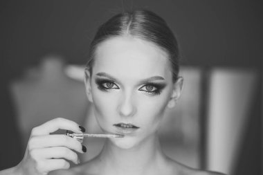 Kız dudak parlatıcısı makyaj uygulamak. Kız dudak makyaj, güzellik ile