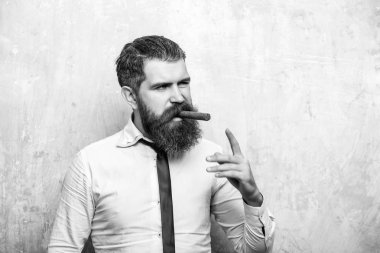 adam ciddi bir yüz yasaktır puro üzerinde