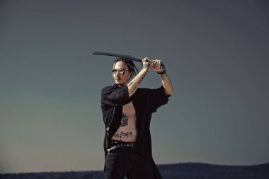 Gövde olan dreadlocks ve açık elbiseler gösterilen savaşçı dövme