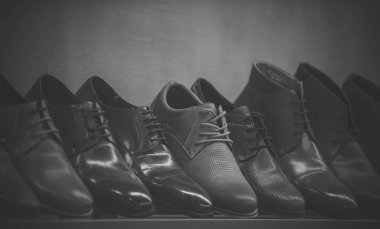 Deri erkek ayakkabı satır. Erkek Ayakkabı, çizme Satıyoruz mağaza, butik, alışveriş merkezi. Mens ayakkabı kavramı. Erkek moda, Stil, kalite, deri, deri. Kahverengi erkek ayakkabı ile raf.