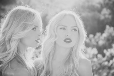 İkizler yaz güneşli havalarda.