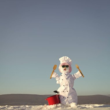 Yeni yıl kardan adam Şef pot ile kar.