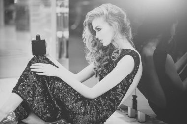 Şehvetli kadın, elinde parfüm şişesi Parfümeri