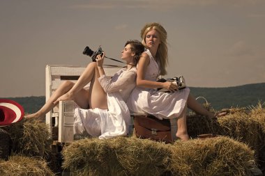 Mavi gökyüzü bankta oturan kız