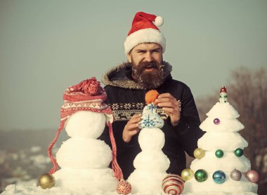 Mutlu hipster kırmızı santa claus kap içinde gülümseyen