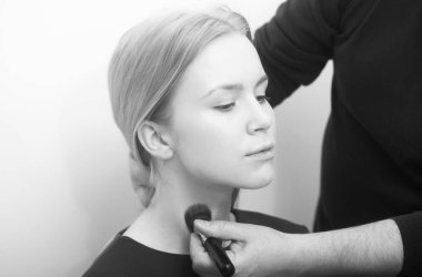 Kızın boynunda toz uygulama makyaj fırça ile erkek el