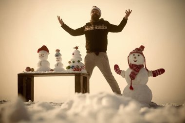 Yenilikçi ve kardan adam beyaz gökyüzü üzerinde kaldırdı elleriyle