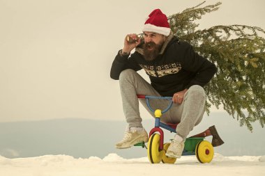 Üç tekerlekli bisiklet üzerinde karlı manzara kişini