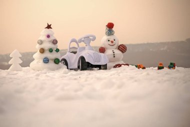 Noel ağacı ve pembe gökyüzü hediye kutusu