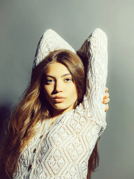 하얀 스웨터에 섹시 한 젊은 여자 — 스톡 사진