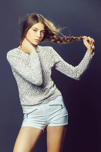Σέξι νεαρή κοπέλα σε λευκό πουλόβερ και σορτς — Φωτογραφία Αρχείου