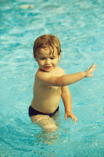 Carino allegro bambino ragazzo ha bagno in piscina all'aperto — Foto Stock