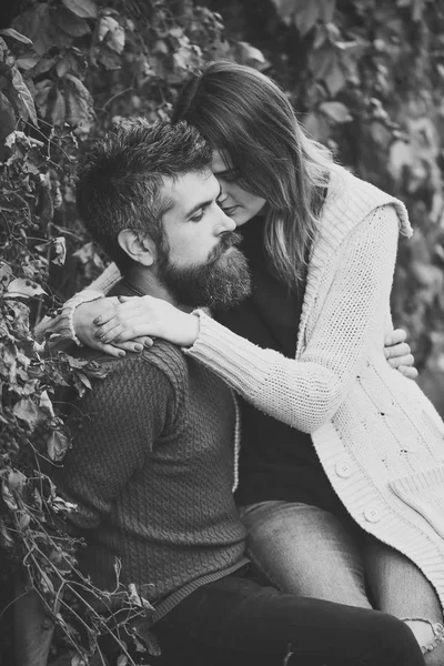 Couple amoureux câlins avec des feuilles rouges sur le fond — Photo