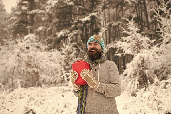 Hipster santa na floresta fria de inverno nevado . — Fotografia de Stock